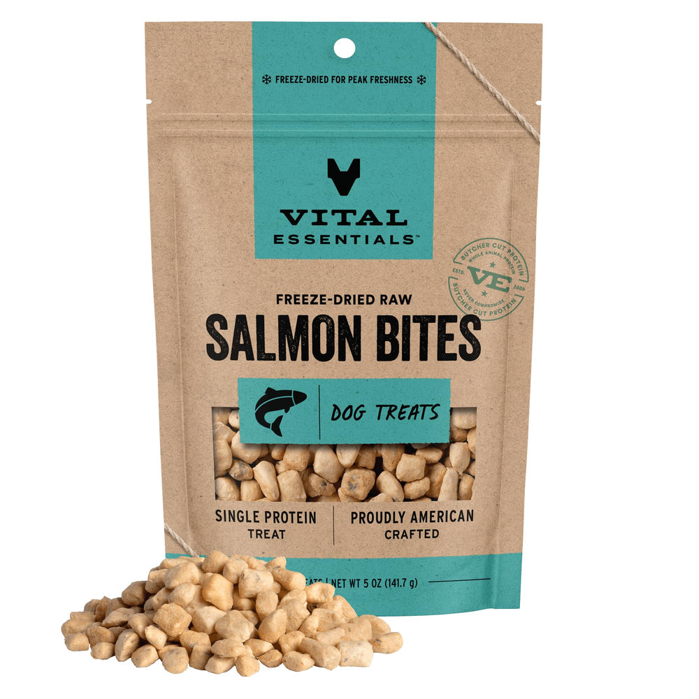 Vital Essentials morceaux saumon lyophilisés dans le paquet, protéine élevée pour chiens actifs.