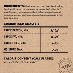 Patés Vital Essentials réhydratés dans eau tiède pour humidité optimale.