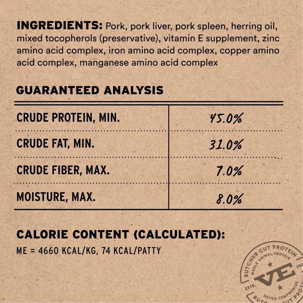 Vital Essentials rehydrater patty porc avec eau chaude pour repas riche en humidité.