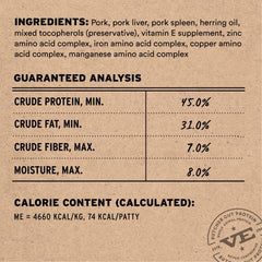 Vital Essentials rehydrater patty porc avec eau chaude pour repas riche en humidité.