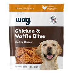 Friandises Wag au poulet et gaufre dans un sachet hermetique, pratique pour la conservation.