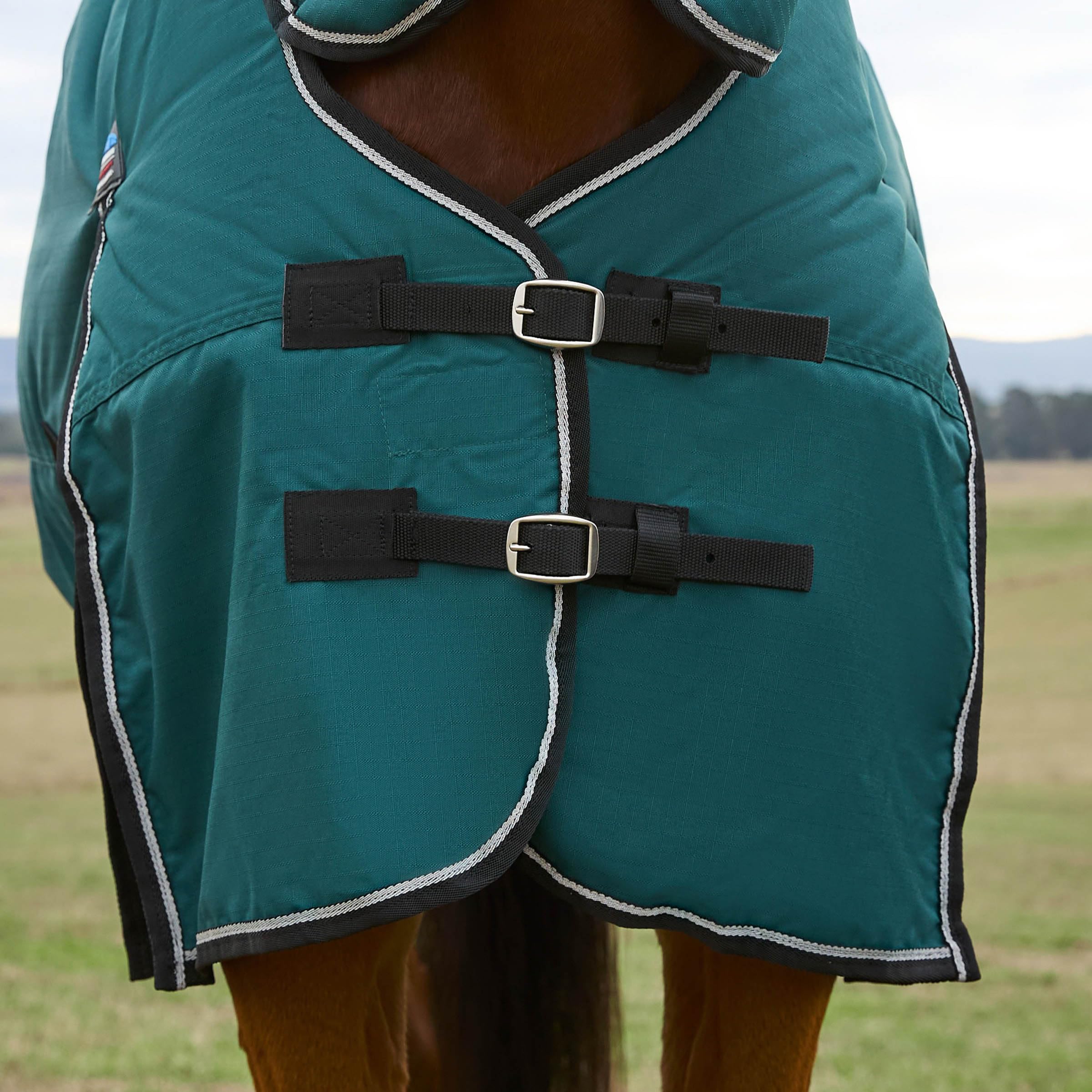 WeatherBeeta ComFiTec Classic Turnout 360g: ouverture frontale à double boucle facilite l ajustement.