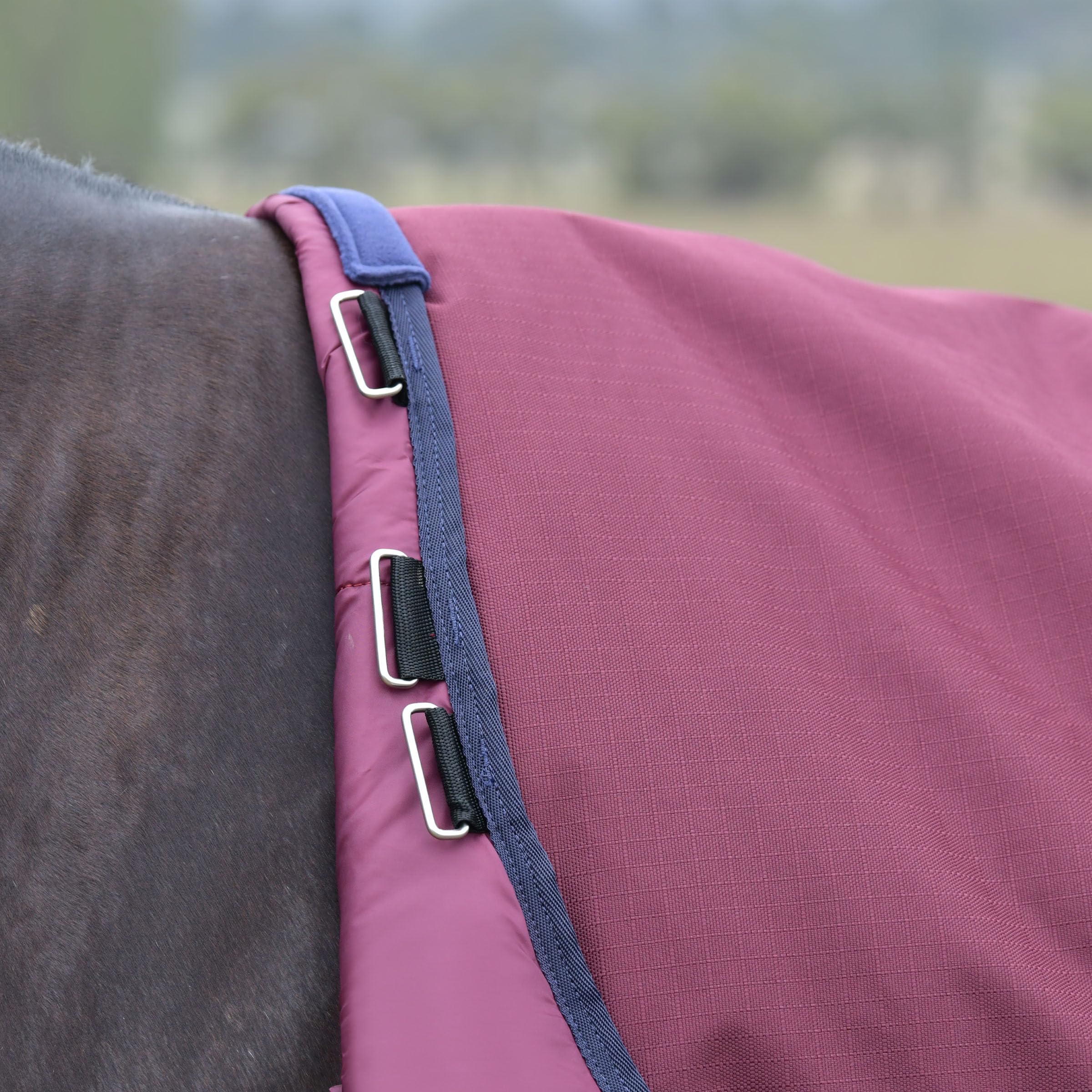 WeatherBeeta ComFiTec Essential Turnout 0g: fermetures à clip ajustables pour ajustement rapide.