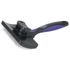 Brosse auto-nettoyante Weaver Leather en action sur les flancs bovins pour lisser le poil et ajouter du volume.