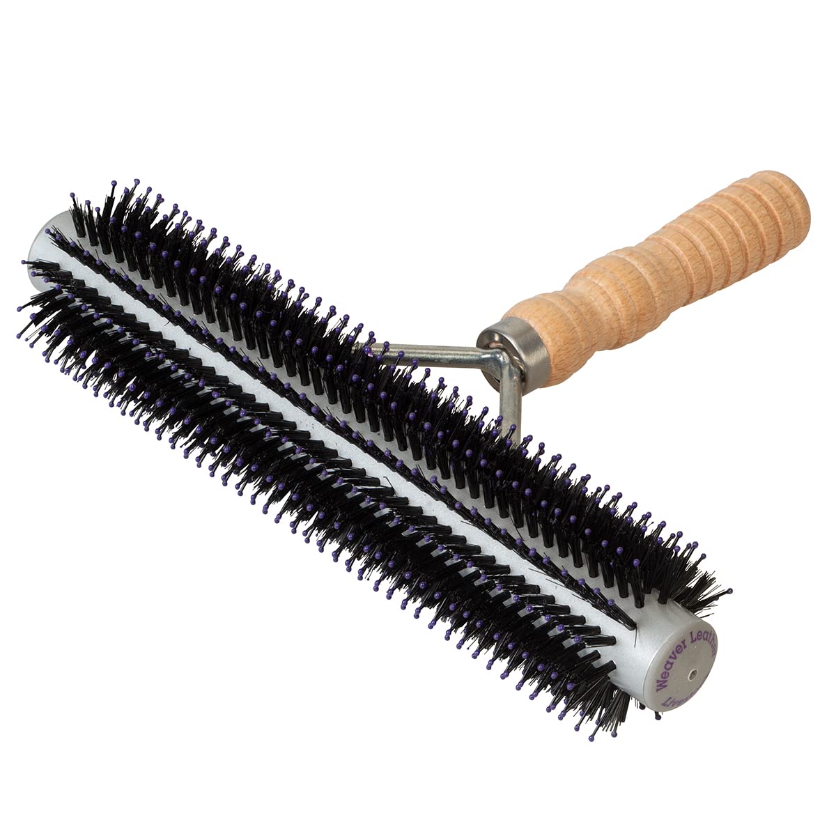 Brosse Fluffer Weaver Livestock avec manche en bois pour stimuler le sous-poil et donner du volume.