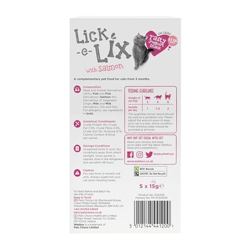 Le chat est attiré par la texture crémeuse du Webbox Cats Delight Lick-e-Lix Saumon.