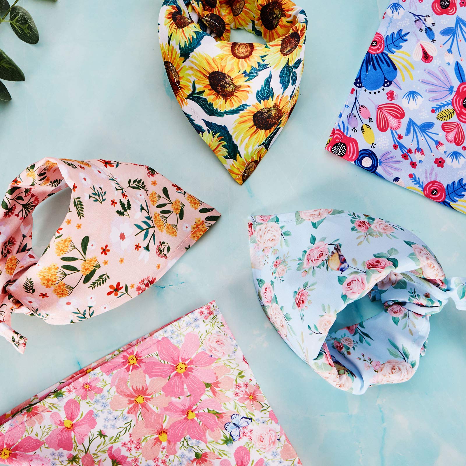 Bandana Weewooday pour chat fleurs bleu, pratique et confortable.