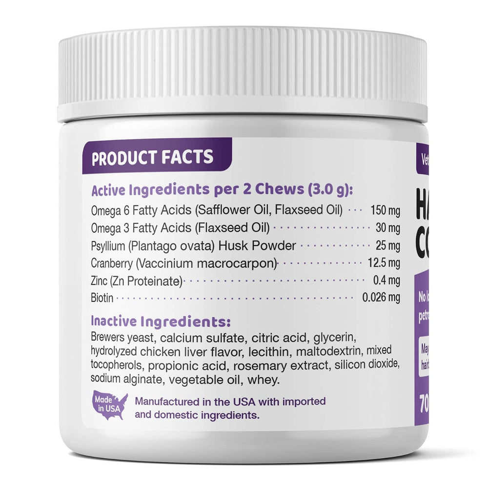 Chat dégustant la friandise Hairball Wellnergy Pets, soutien potentiel pour peau et pelage.