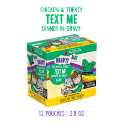 Chat dégustant la sauce B.F.F. OMG pour une expérience de repas délicieuse.