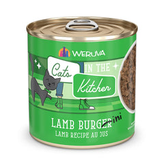 Chat Weruva devant la boîte Lamb Burger-ini 10oz prête à l'ouverture.