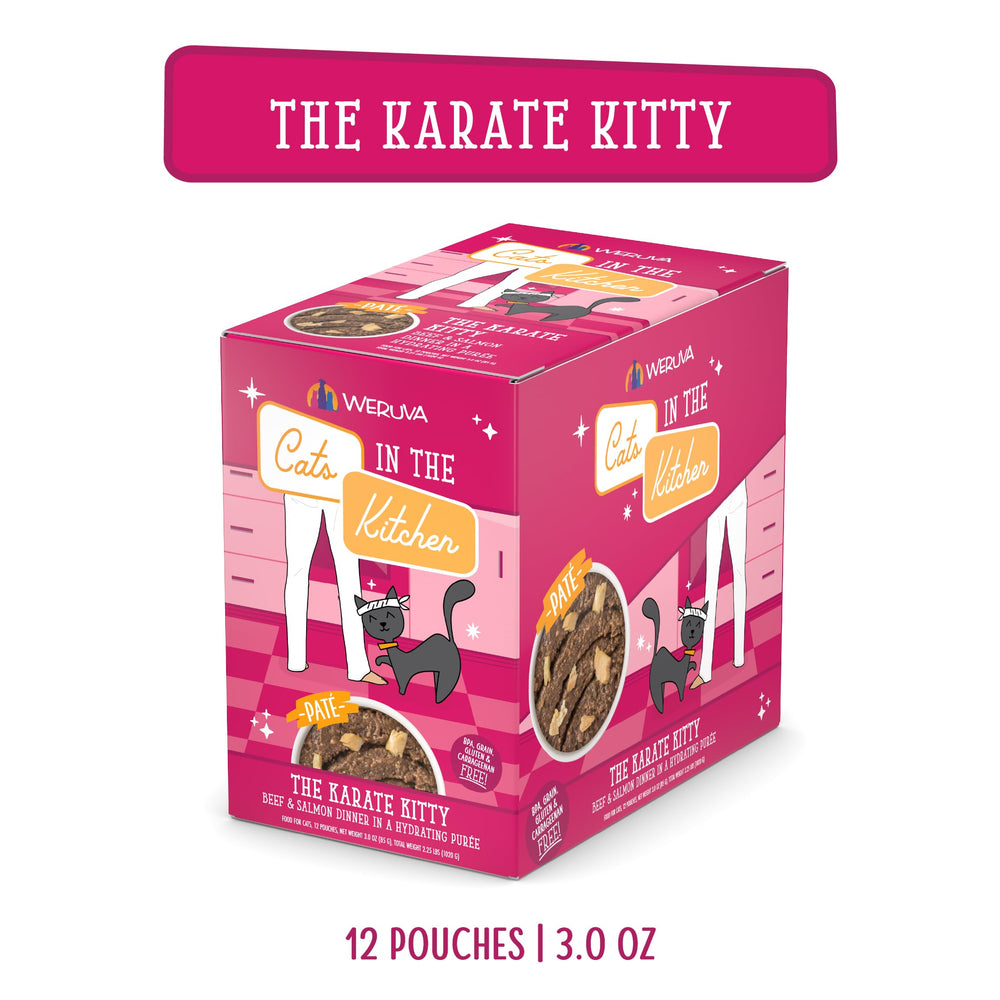 Chat dégustant le pâté Karaté Minou, texture crémeuse en bouche.