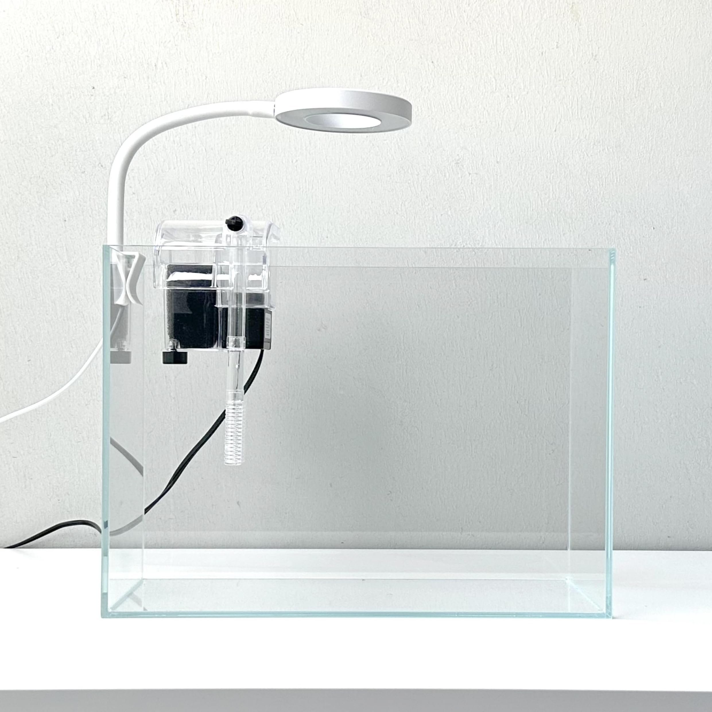 Whalix Nano Aquarium Kit : démonstration du filtre intégré et réglable.