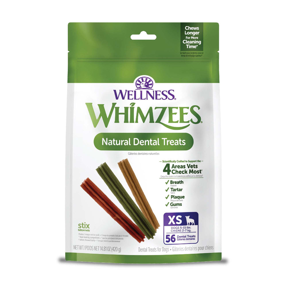 Whimzees Stix bâton dentaire en premier plan pour une utilisation quotidienne