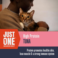 Chat savourant une friandise au thon Whole Life Pet, moment de plaisir sain.