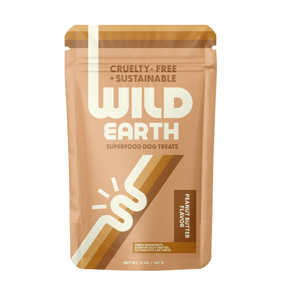 Gourmandises végétales Wild Earth pour chiens en bouchées colorées.