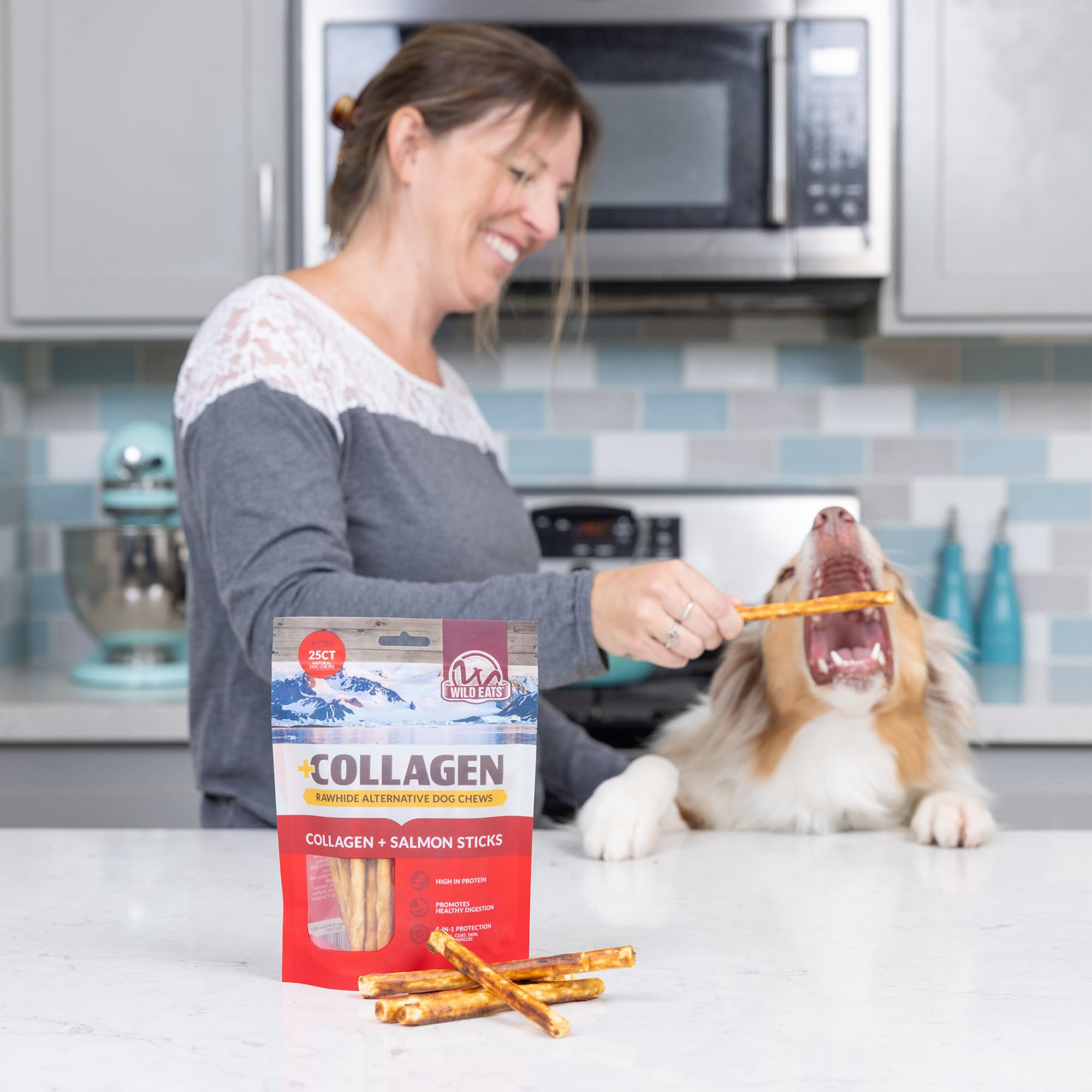 Wild Eats chien-en-train-de-mâcher-baton-saumon: plaisir durable pendant la mastication.