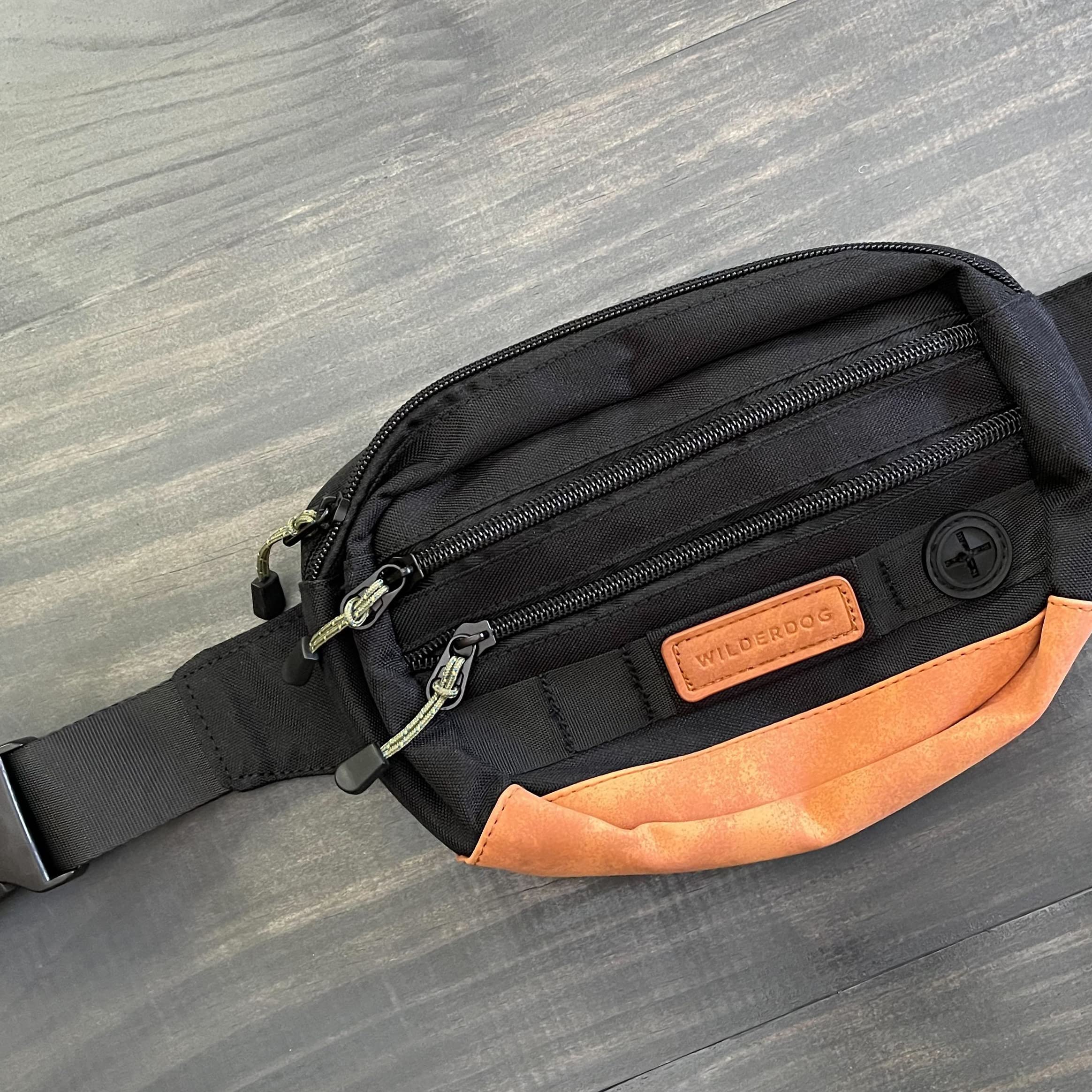 Wilderdog distributeur de sacs à déjections intégré facilite les sorties propres.