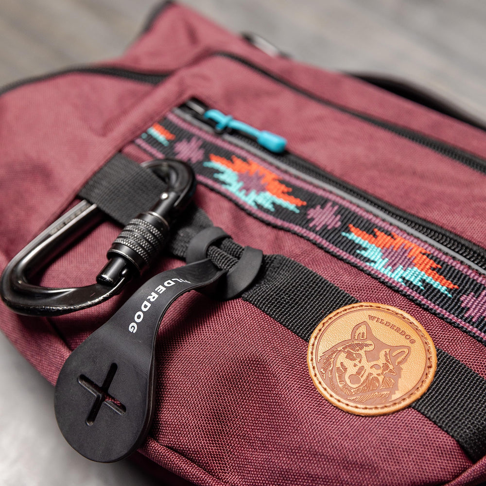 Wilderdog distributeur de sacs-poubelle intégré pour les sorties propres.