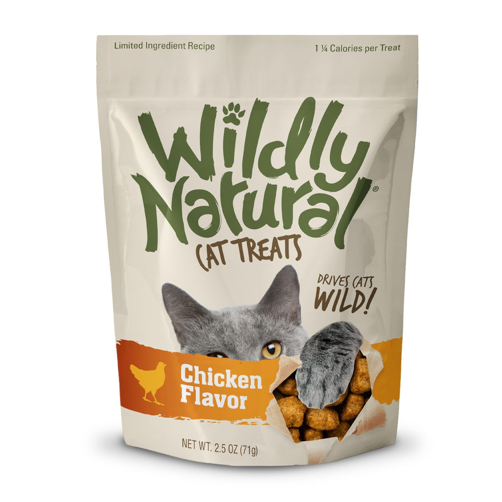 Wildly Natural Cat Treats au poulet dans un sachet de 2,5 oz pratique pour les récompenses.