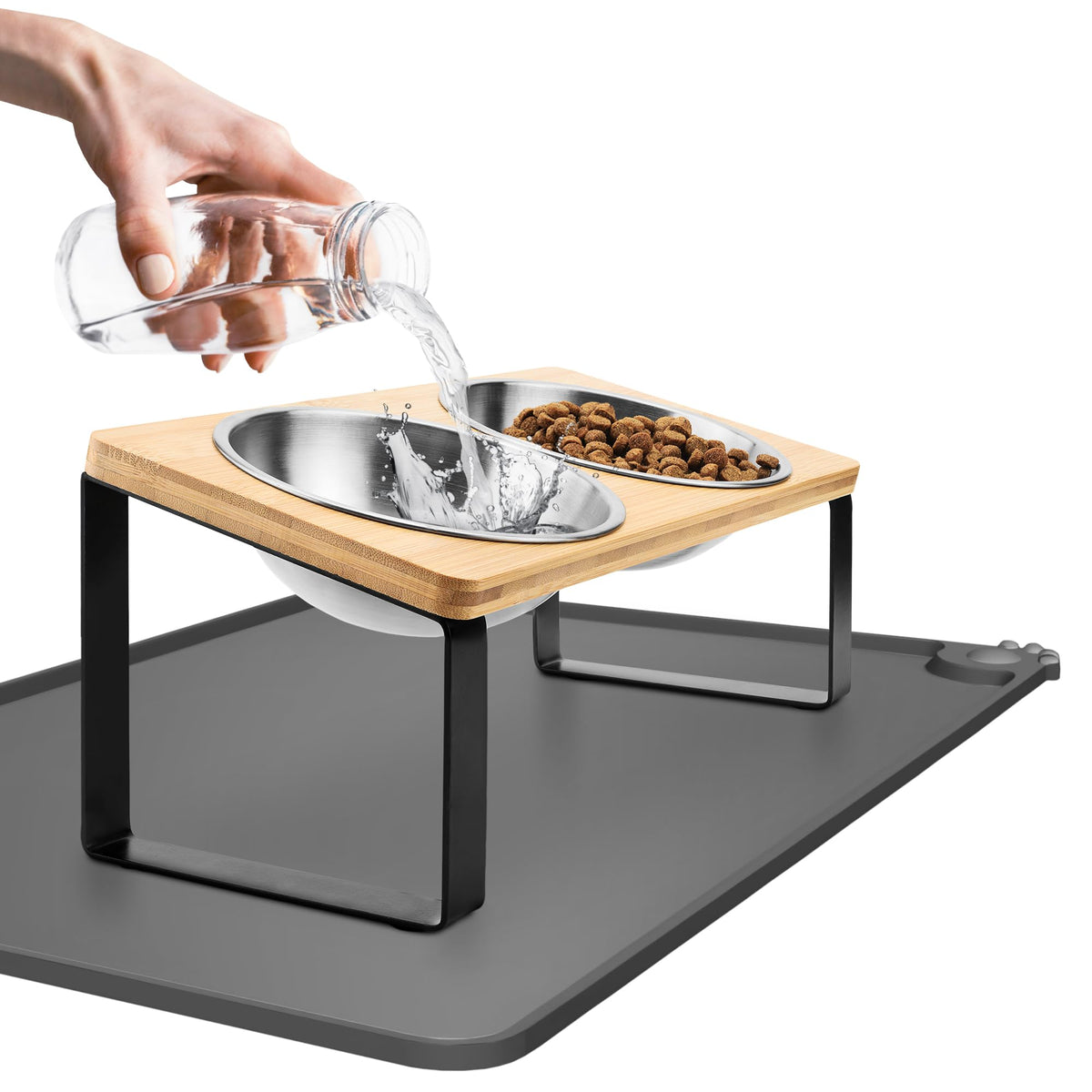 WinTruffles bol chat surélevé offrant un accès facile à la nourriture et repas confortables.