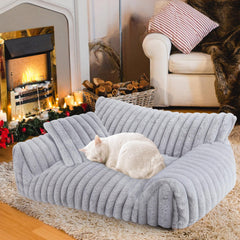 Wn's Day canape-lit chat doux, repos réconfortant pour l'hiver