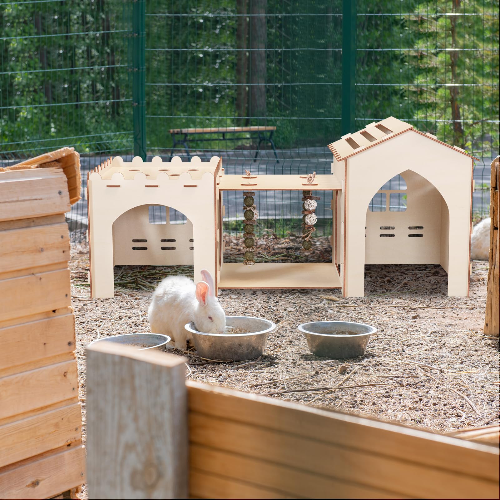Habitat intérieur chaleureux, coin repos et jeu pour lapins et hamsters.