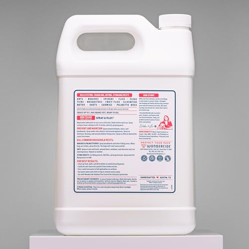 Wondercide spray application sur le poil pour éloigner les parasites en douceur.
