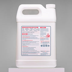 Wondercide spray application sur le poil pour éloigner les parasites en douceur.