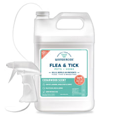 Wondercide spray anti-puces et moustiques pour chiens et chats, usage pratique.