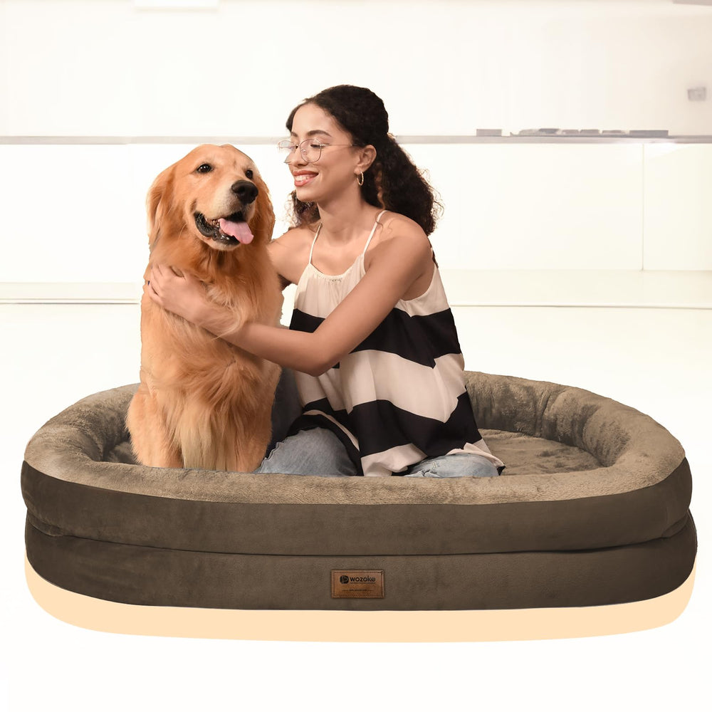 Chien dormant confortablement sur le lit WOZOKE dans le salon.