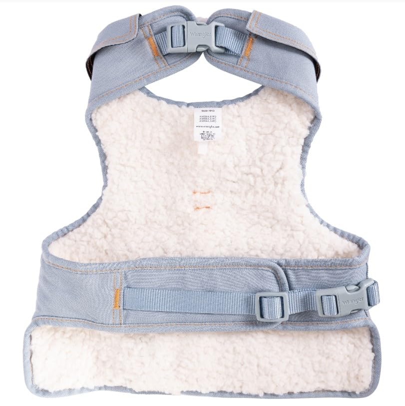 Détail du badge Wrangler sur le harnais chien denim