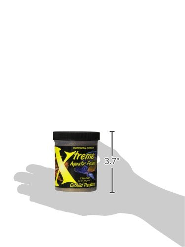 Pellets Peewee de Xtreme Aquatic Foods dans l’eau, coulant lentement pour une alimentation contrôlée.