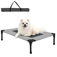Lit pour chien XUVIRA surélevé en extérieur, frais et confortable.