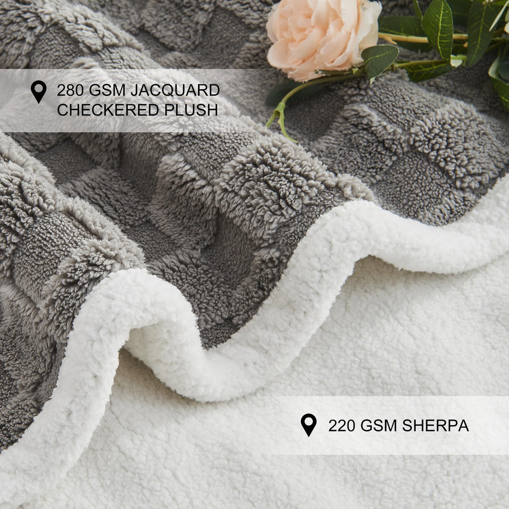 Yaning couverture jacquard grille 3D gris ajoute une touche moderne au salon.