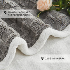 Yaning couverture jacquard grille 3D gris ajoute une touche moderne au salon.