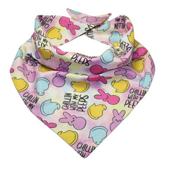 Bandana Yaofavo Paques avec motif croix et friandises, prêt pour une séance photo festive
