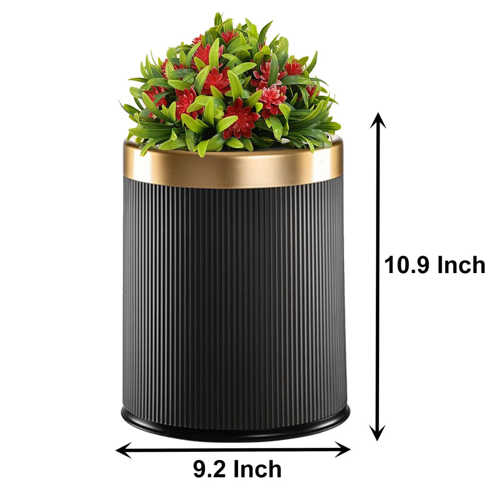 Détails du design plante gris Yatmung apportant une touche décorative.