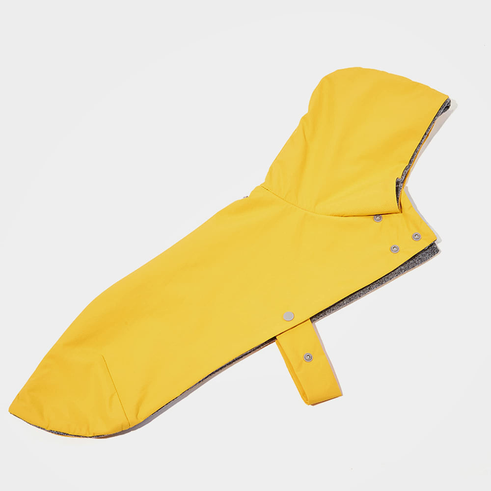 Ajustement simple et fiable qui maintient le manteau en place.