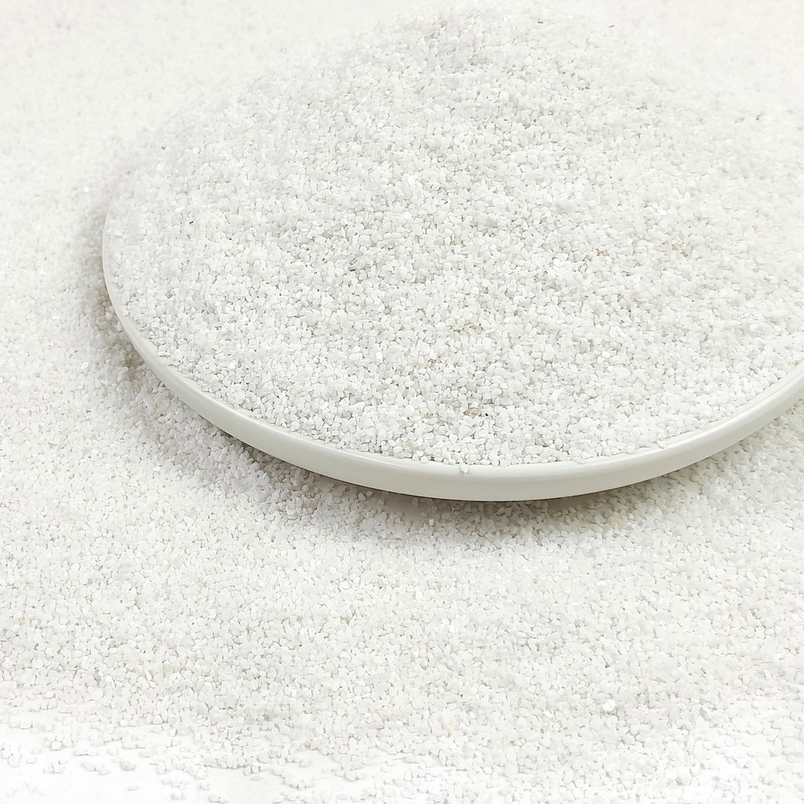 Sable d'aquarium YISZM blanc 2 lbs, rendu net et lumineux pour l'aquarium.