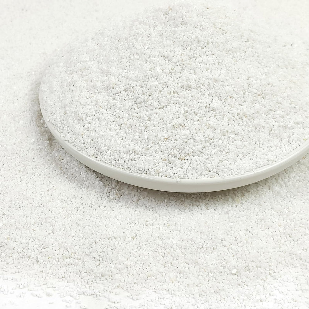 Sable d'aquarium YISZM blanc 2 lbs, rendu net et lumineux pour l'aquarium.