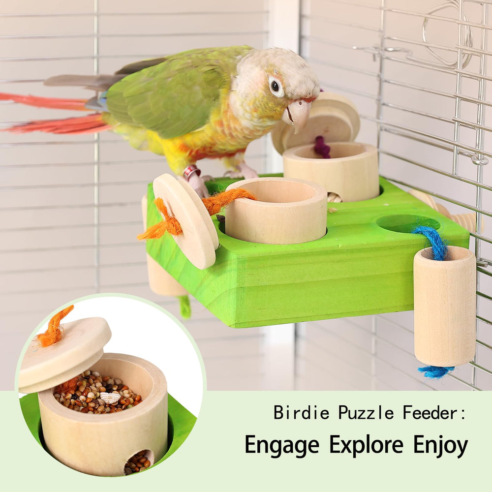 Oiseau en action manipulant le Birdie Puzzle Feeder