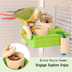 Oiseau en action manipulant le Birdie Puzzle Feeder