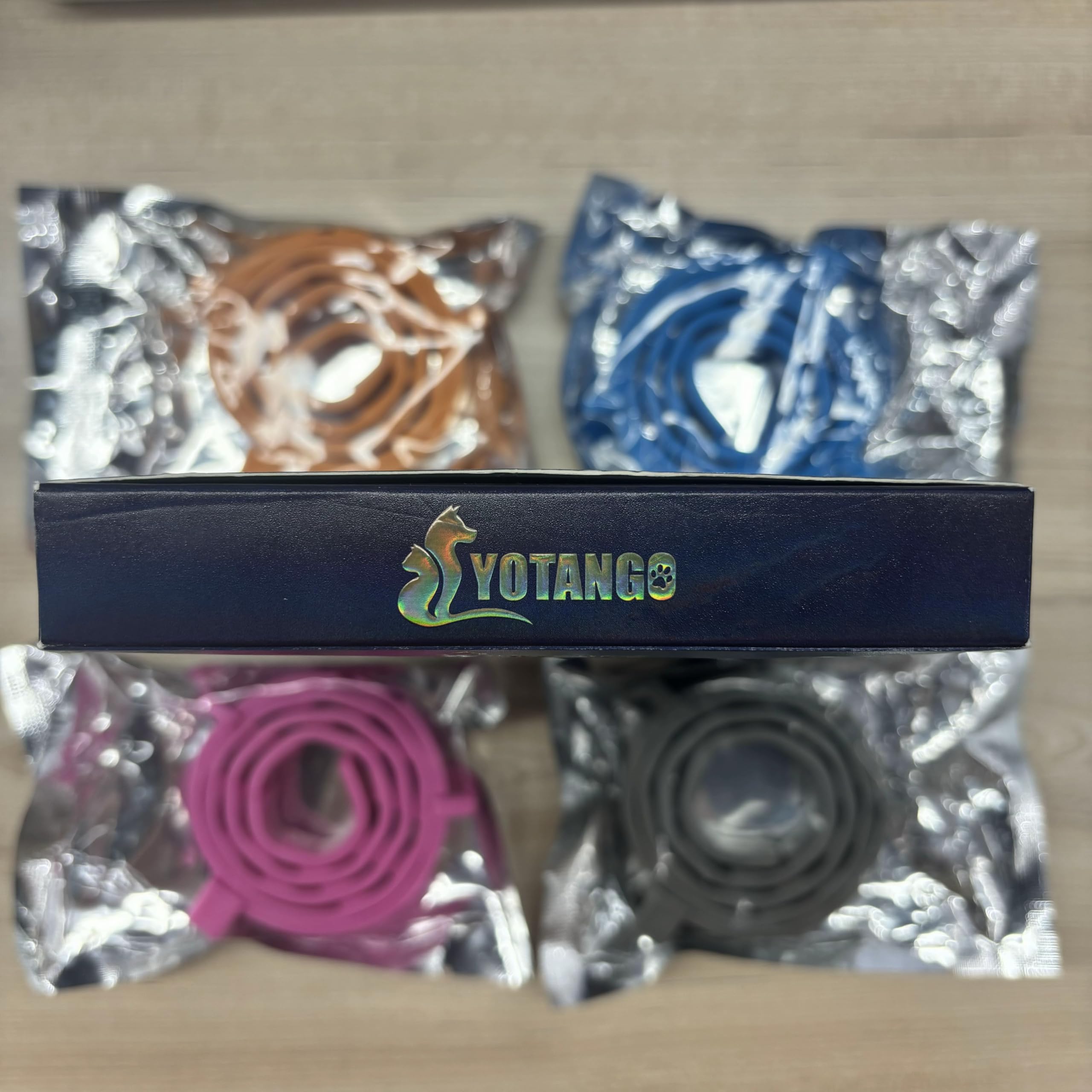 Colier YOTANGO résistant à l'eau — porté sous la pluie sans souci.