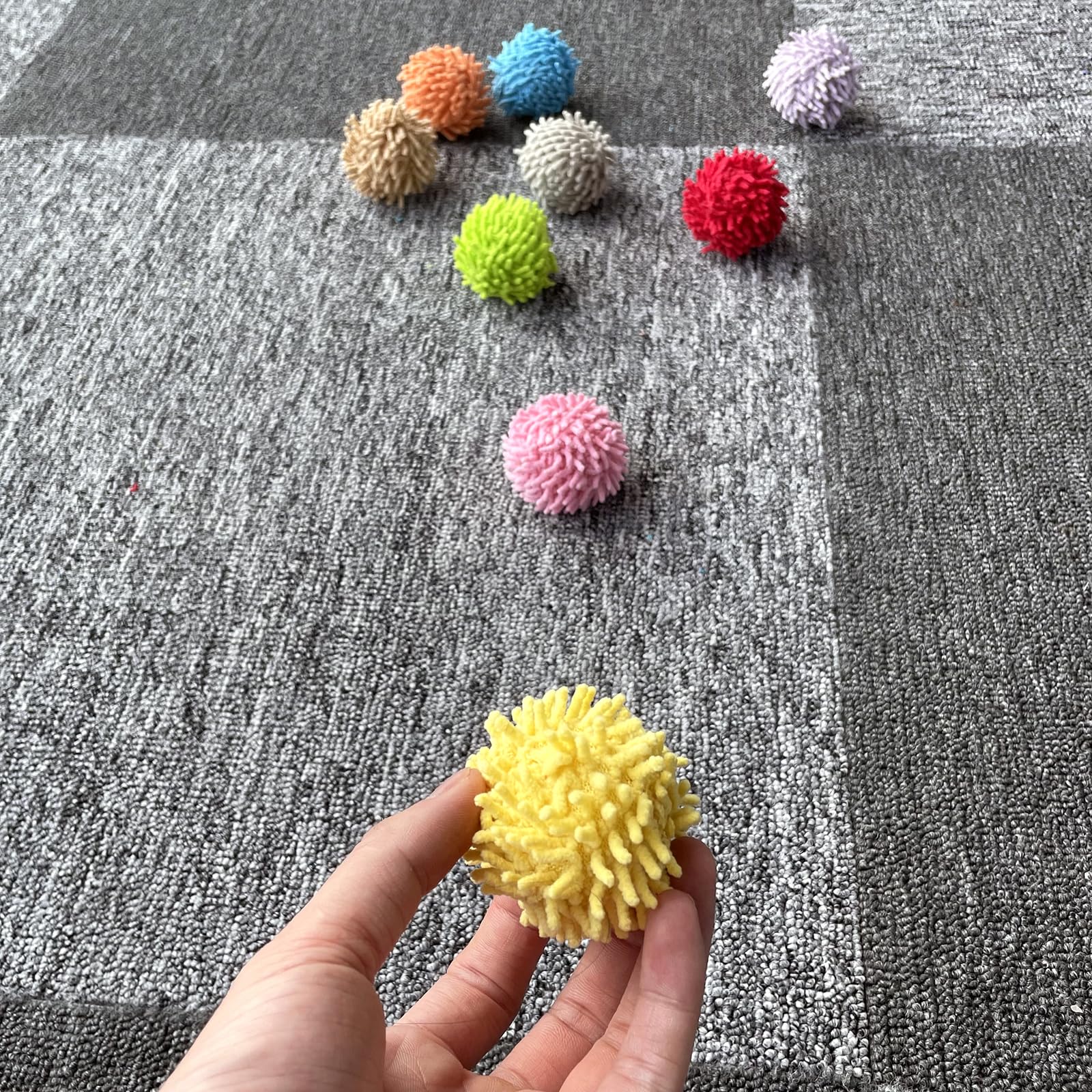 Balles pelucheuses douces YUBONUS, adaptées aux pattes délicates et gencives.
