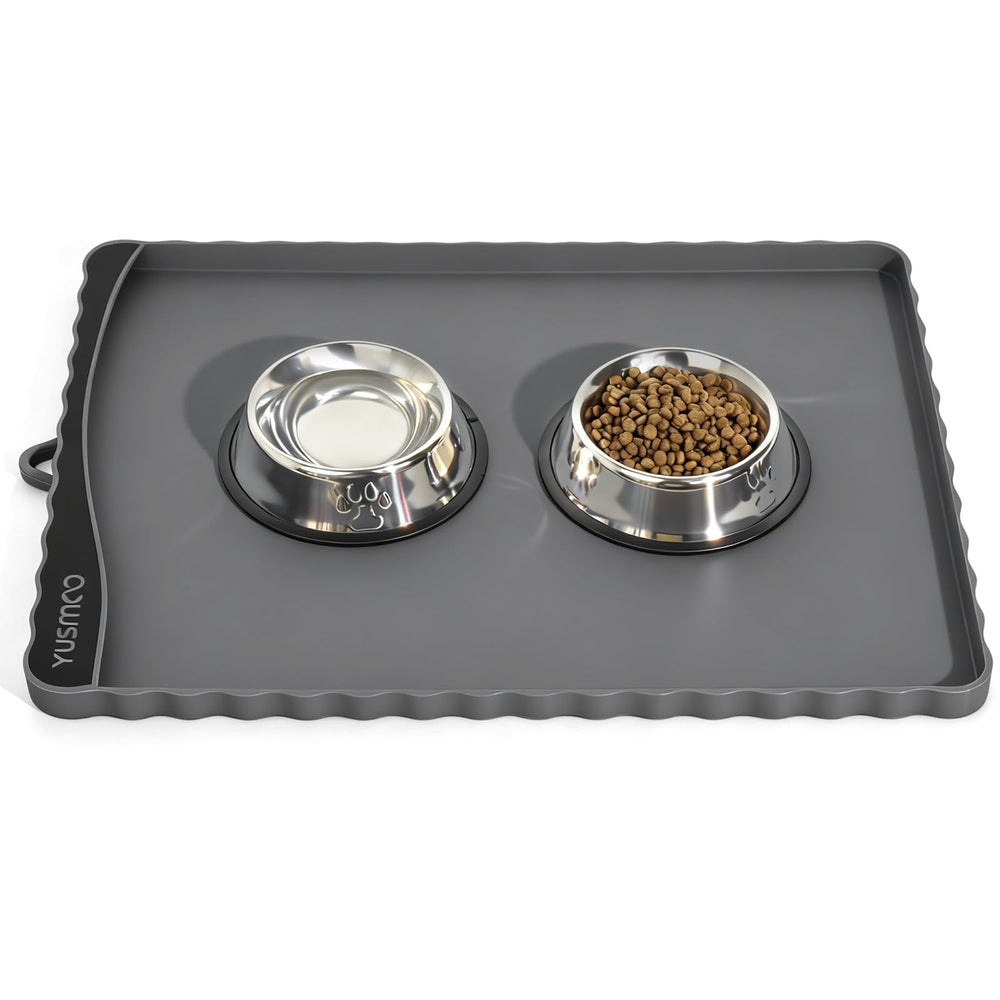 Tapis YUSMOO sous nourriture chien, protection sol et nettoyage facilité.