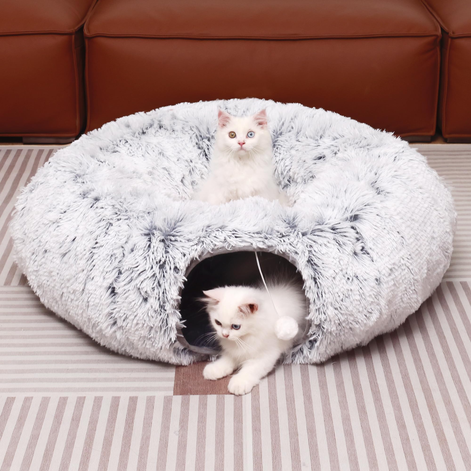 Le tunnel-chat-rangement-portable de YUYAFN se plie facilement pour le transport.