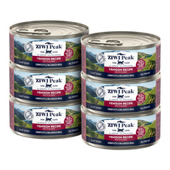 Chat près d une conserve ZIWI Peak Venaison ouverte, texture pâté appétissante.
