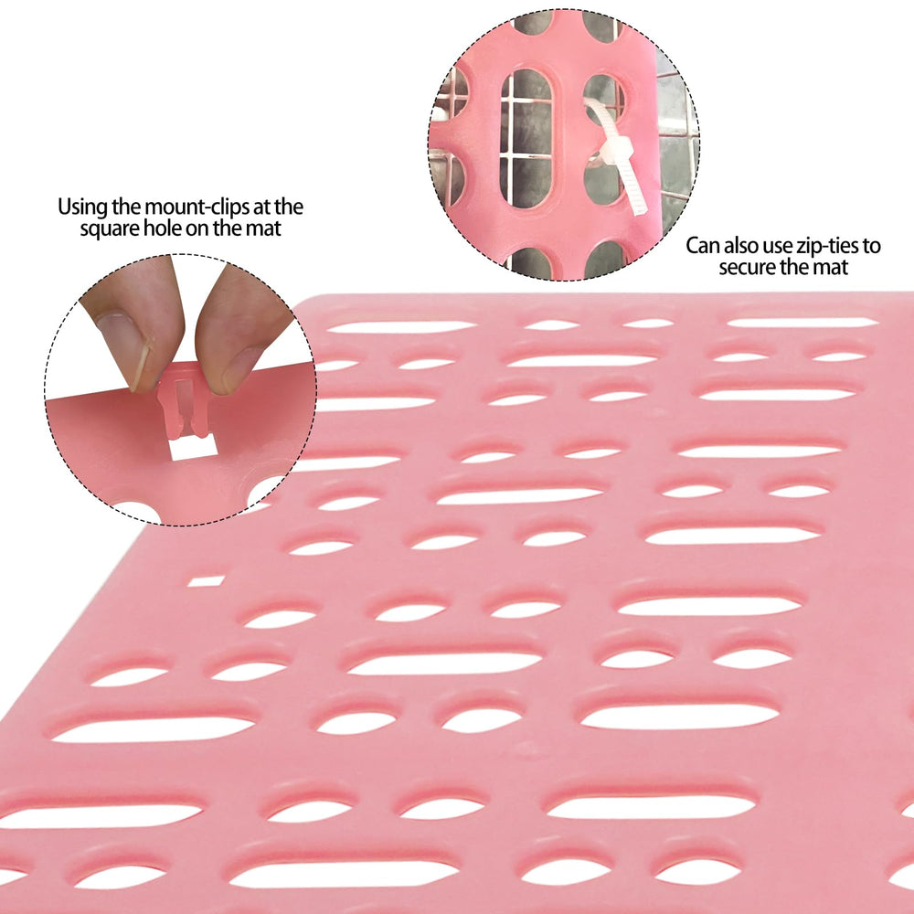 Gros plan sur tapis bleu Zmpkhba: trous permettent l'évacuation des déjections et l'hygiène.