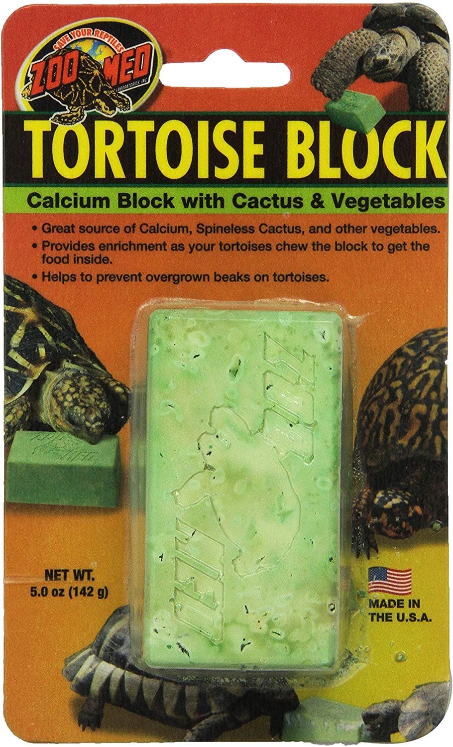 Bloc Banquet Tortue Zoo Med en cours de dégustation, source de calcium et légumes variés.