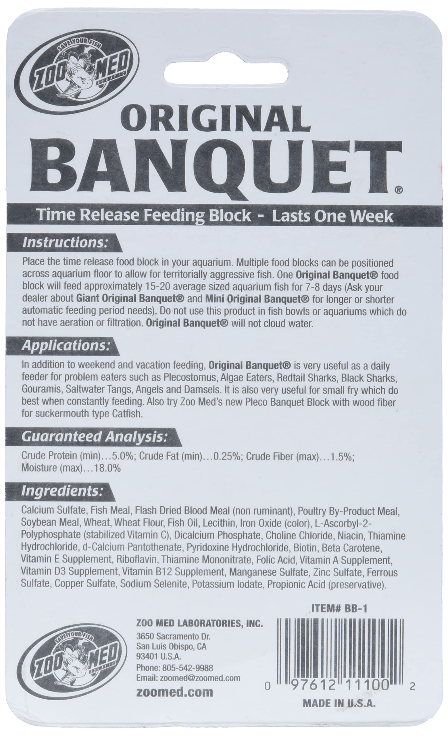 Bloc d'alimentation Zoo Med Original Banquet posé dans l'aquarium, soutien constant pour les poissons du fond.
